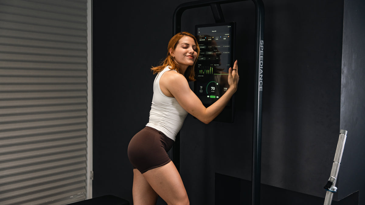 Žena při silovém tréninku s Gym Monster 2 doma